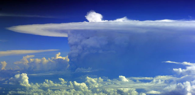 第三管区海上保安本部 撮影写真より、福徳岡ノ場北方約90kmで噴煙を確認