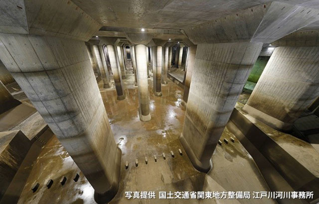 首都圏の地底50mを流れる「首都圏外郭放水路」は、埼玉県春日部市にあり、日本が世界に誇る最先端の土木技術を結集して建設された世界最大級の地下河川だ。とりわけ“防災地下神殿”と称される調圧水槽の壮大なスケールが人気を集めており、ロケ地となるほか、米国をはじめ多くの海外メディアでも紹介され、国内外から多くの観光客が訪れている。この地下放水路が、浸水被害常襲地域だった春日部周辺地域を災害に強いまちに生まれ変わらせ、住民生活の安全・安心に貢献し、地域の経済成長を支える役割も担っているという
