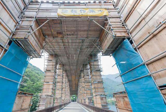 上写真は、橋梁のメンテナンス工事の様子（Photo：AC）。超高齢化社会、インフラ老朽化社会を迎えた成熟国家・日本は、“消滅可能性都市”ならぬ“防災不可能性国家”に陥る状況でもある。これを回避すべく「国土強靭化計画」が図られ、大規模な予算が投じられているが、それでも足りないという。土木学会「技術検討報告書」（2018年）の危機意識――「現状のままでは『国難』級の巨大被害で最貧国化は避けられない」――防災・減災予算の選択と集中を、改めて国の為政者、経済界、防災関係機関、そして私たち地域防災にかかわる者は肝に銘じたい