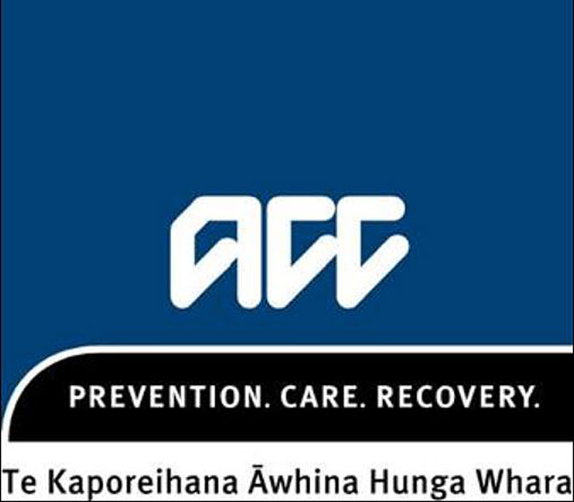 ACCのロゴ。マウリ語で事故補償公社を意味する「Te Kaporeihana Āwhina Hunga Whara」とある
