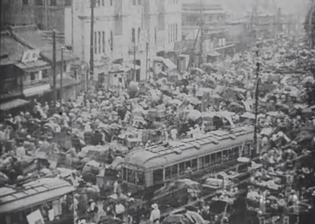 「関東大震災映像デジタルアーカイブ／関東大震災［返還映画版］より上野山下の街頭を埋めた避難民