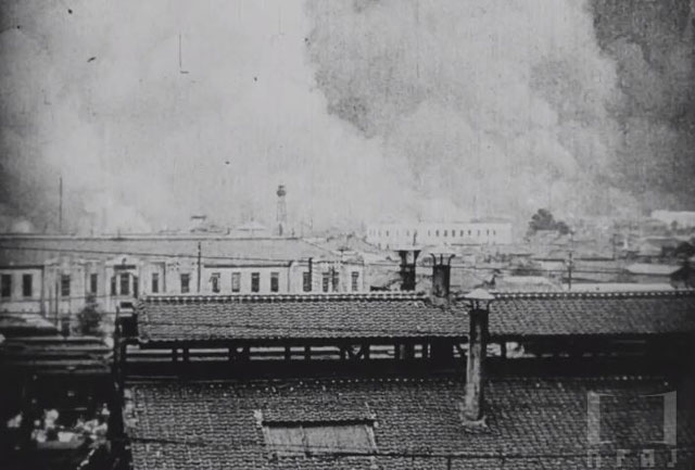 関東大震災［返還映画版］より浅草方面から猛煙を上げる上野駅