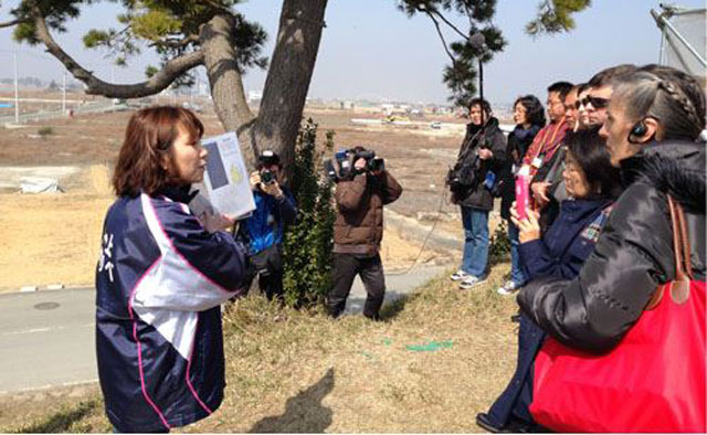 津波被災地名取市閖上で語り部の体験談を聞く海外の参加者（防災白書より）