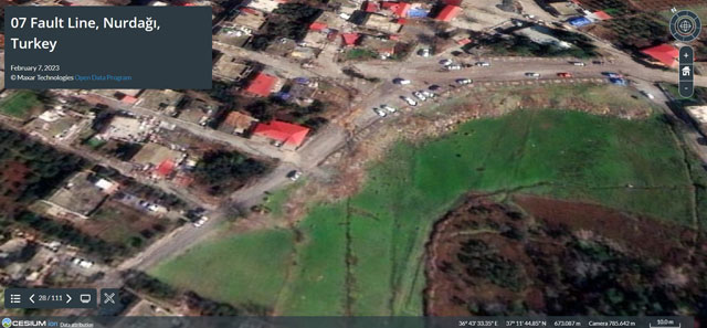渡邉英徳・東京大学大学院教授がプロットしたトルコ-シリア地震の衛星画像マップより。地表に現れた断層が画像中央を上下に貫いている