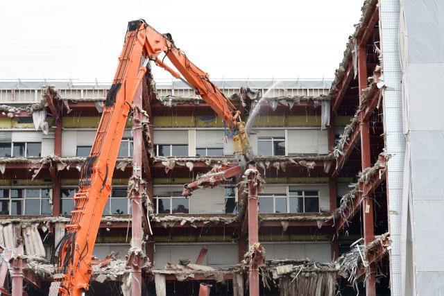 いったん始まった負のスパイラルは止まらないという“ブロークン・ウィンドウ理論（割れ窓理論＝Broken Windows
Theory）”がある。まちなかの建物の割れ窓やゴミ捨て、落書きなどを放置すると、次第に住民のモラルが低下し、環境悪化や犯罪多発につながるという。少子高齢化・人口減を背景に、空き家、老朽化マンションがそのトリガー（引き金）になりつつある。防災まちづくりにとっても大きな課題“わがまちの災害リスク”を考える（上写真はACフォトより）