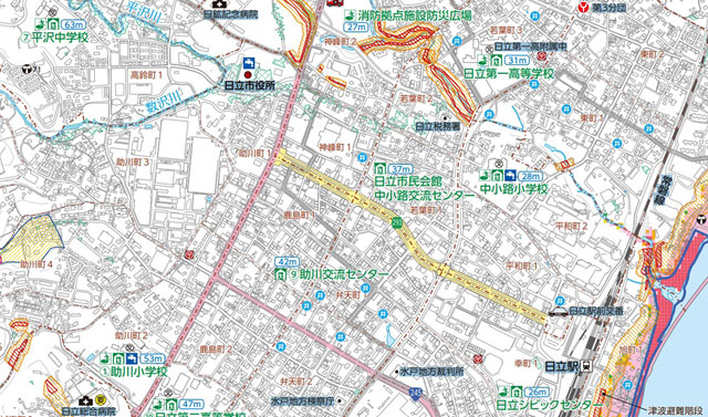 9月8日から9日にかけての台風13号の大雨は、茨城県日立市役所（上図・Googleマップの左上）に浸水被害（地下1階、電源施設など）をもたらし、災害対策本部は移転を強いられた。その浸水は近隣の平沢川・数沢川（上図・左上）があふれた結果の内水氾濫によるもので、同市ハザードマップはそのリスクを明示していた。日立市役所は、旧建物が東日本大震災で大きな被害を受け、近年建て替えられたものだったが、浸水被害は“想定外”だった