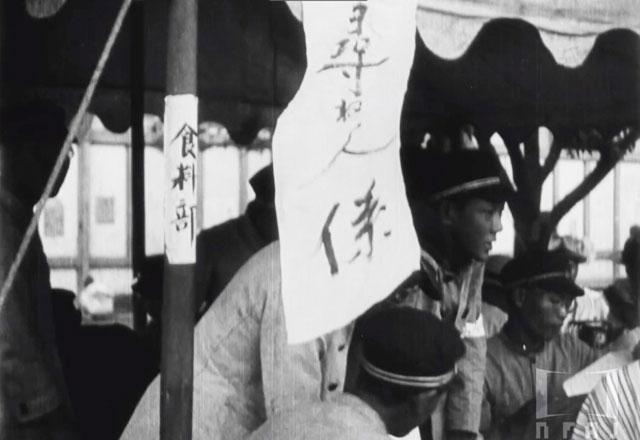 救護所テントでの「尋ね人係」の張り紙。安否情報も扱ったと推定される