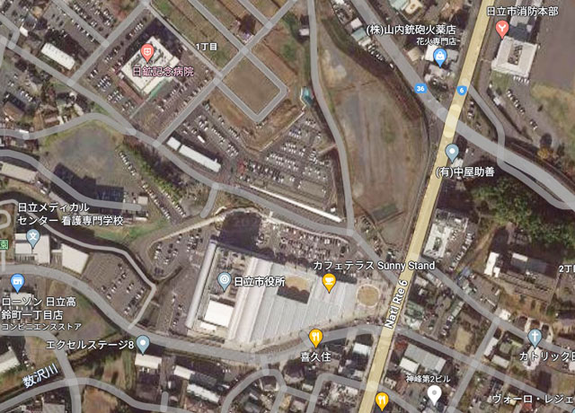 日立市役所（中央下）の立地と数沢川（左下）、災害対策本部が移動した日立消防本部（右上）の位置関係（Googleマップより）