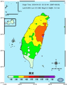台湾東部花蓮県沖と内陸で23日午前2時半（現地時間）ごろ、4月3日発生の台湾東部地震（M7.2）の余震と見られるM6.0と6.3の地震が発
生、2回とも花蓮県で震度5弱を観測。上図は、M6.3の震源と震度分布